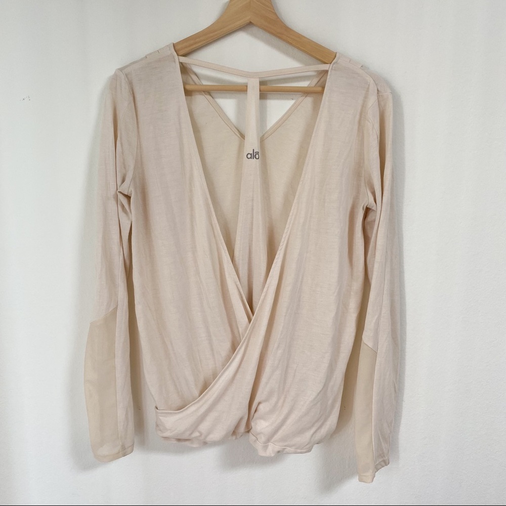 ALO YOGA Alo Vneck Cream Long sleeve t-back top